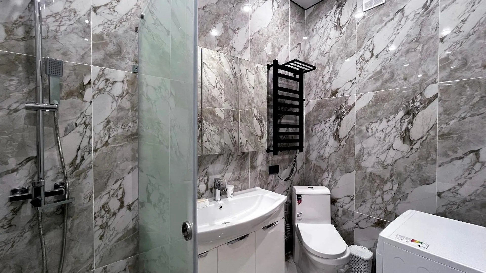 Newest Meridian Residence 105 & Drinking Water As A Gift Almaty Kazachstán